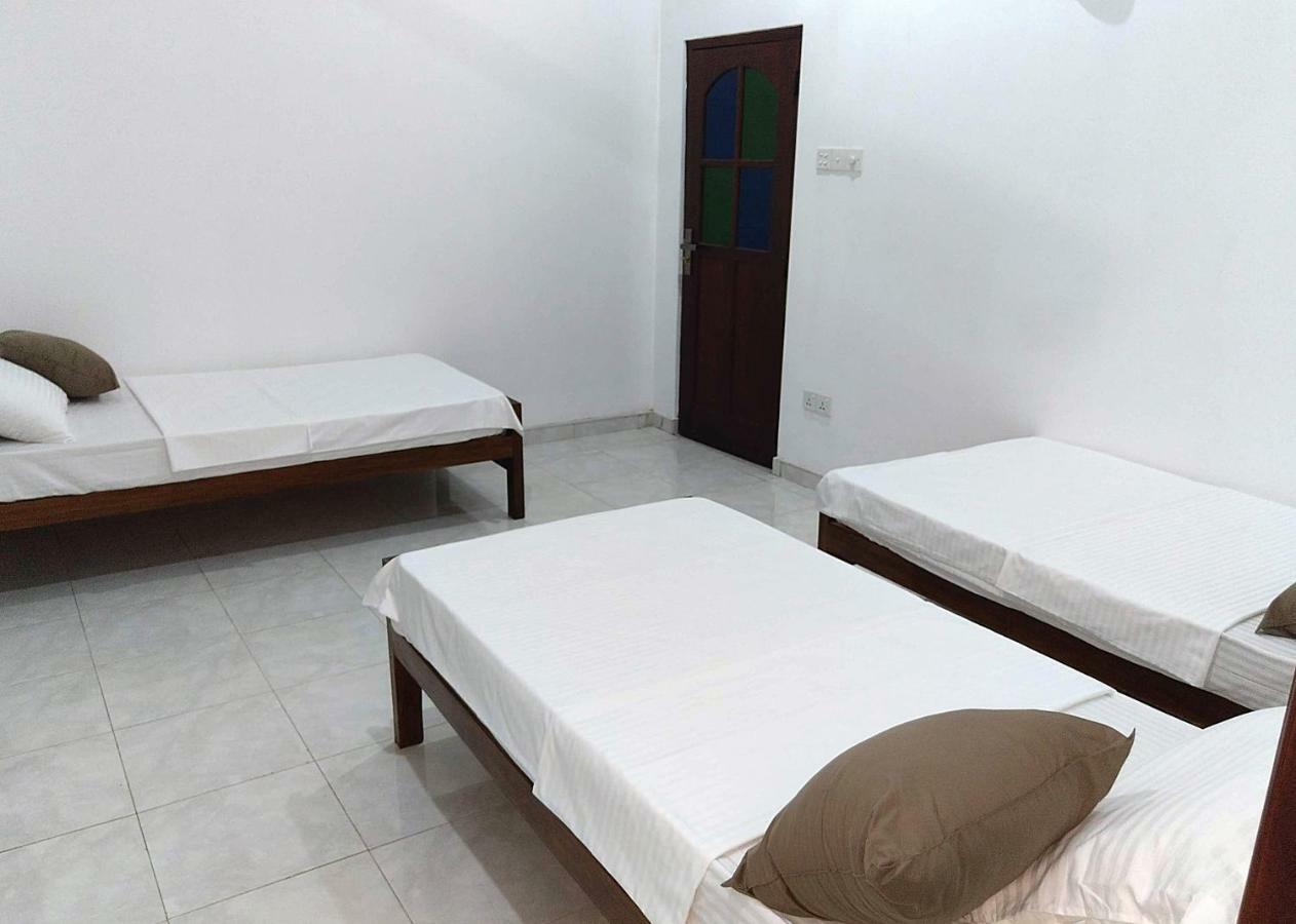 The Kaktus House At Airport Hostel Katunayaka Екстериор снимка
