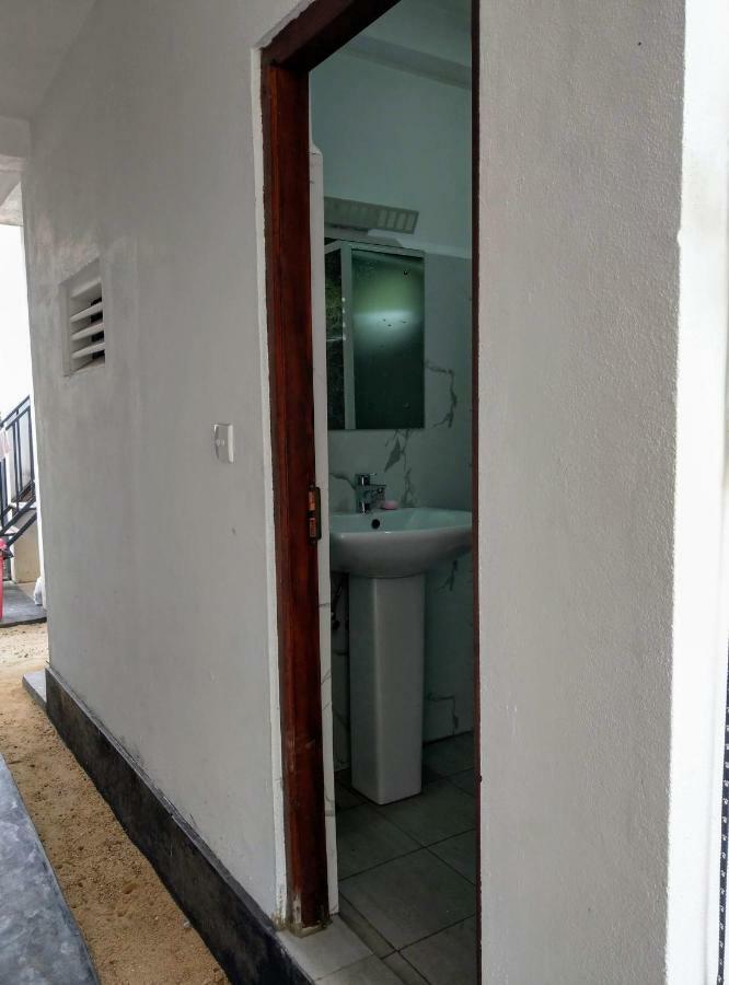 The Kaktus House At Airport Hostel Katunayaka Екстериор снимка